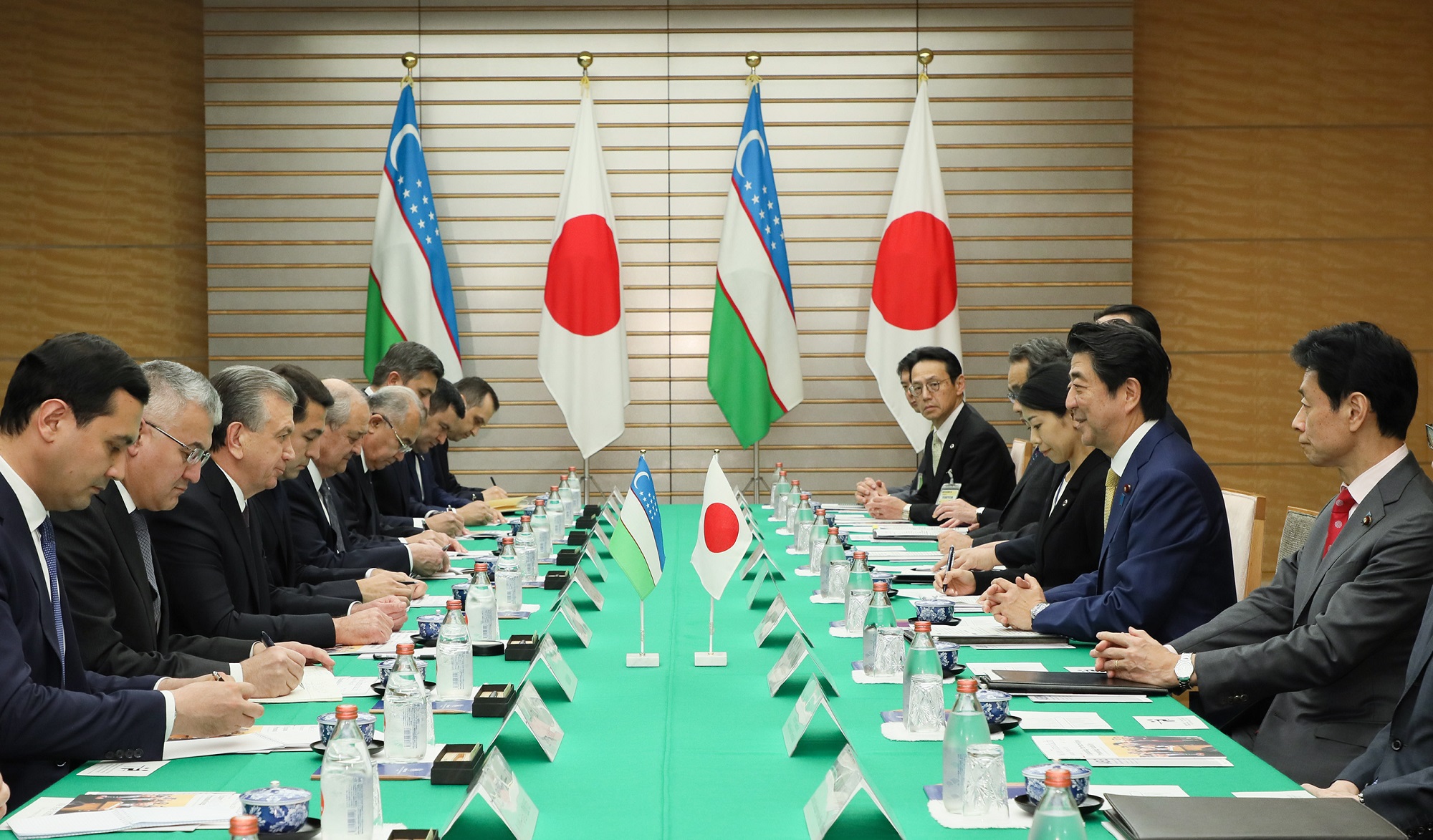 Photograph of the Japan-Uzbekistan Summit Meeting