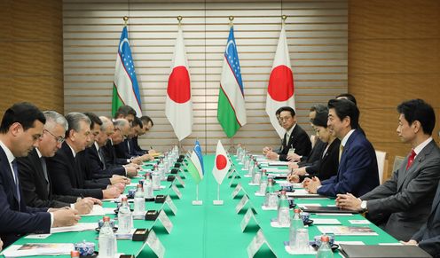 Photograph of the Japan-Uzbekistan Summit Meeting