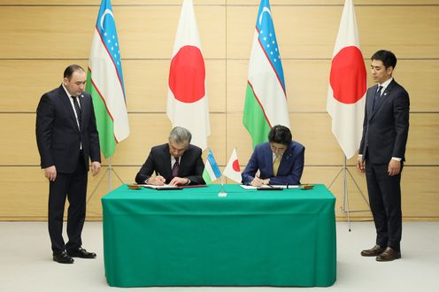 Photograph of the signing and exchange of documents ceremony (1)