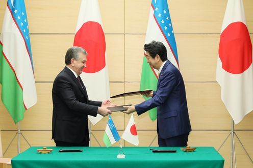 Photograph of the signing and exchange of documents ceremony (2)