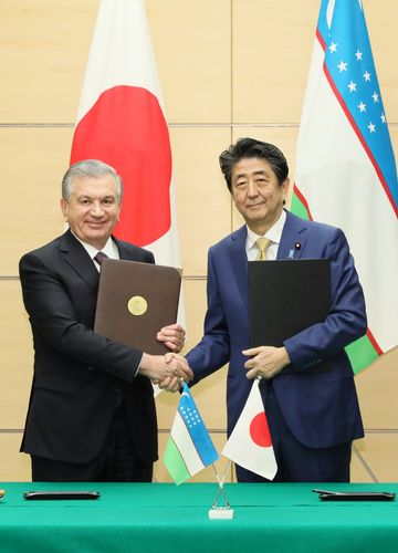 Photograph of the signing and exchange of documents ceremony (3)