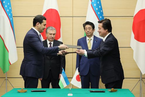 Photograph of the signing and exchange of documents ceremony (4)