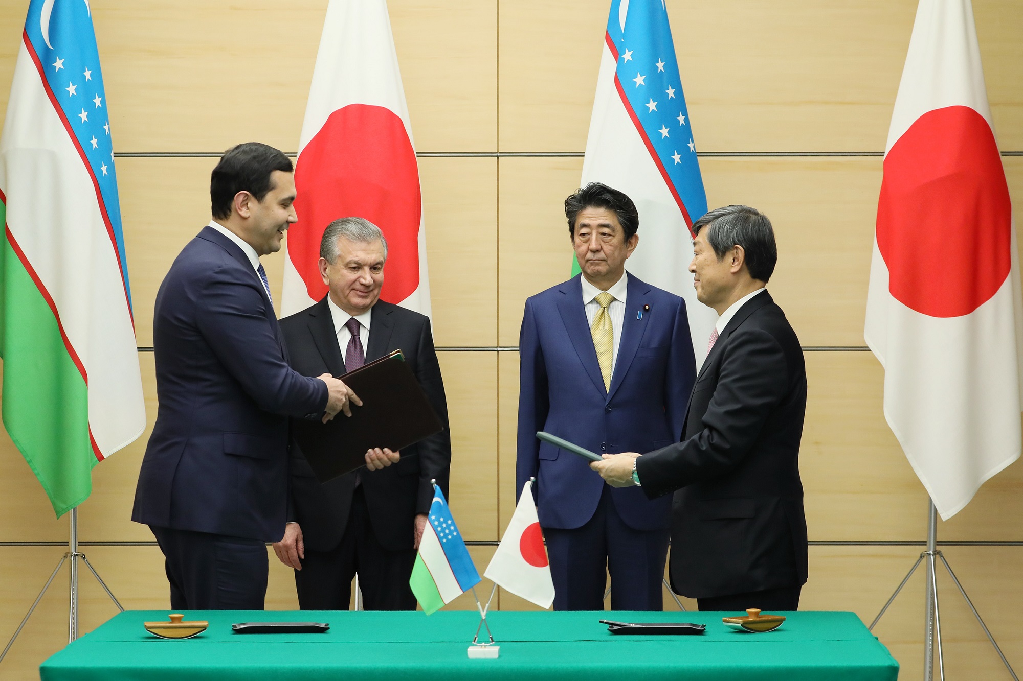 Photograph of the signing and exchange of documents ceremony (5)