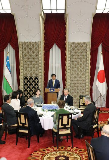 Photograph of the Prime Minister delivering an address at the banquet (2)