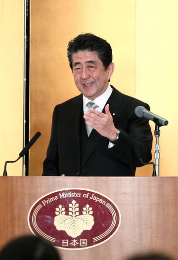 Photograph of the Prime Minister holding the press conference (1)