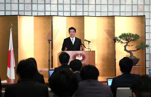 Photograph of the Prime Minister holding the press conference (3)