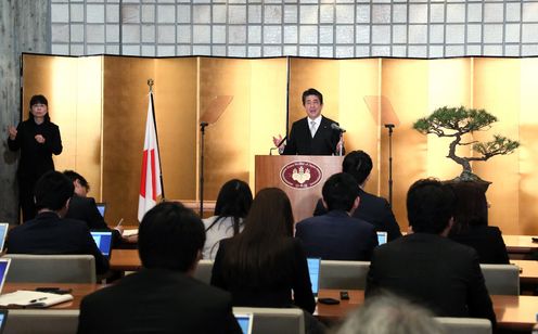 Photograph of the Prime Minister holding the press conference (4)