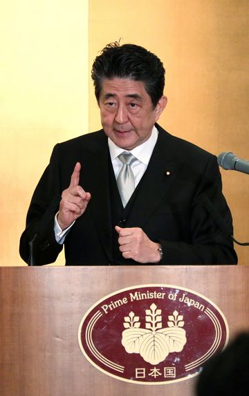 Photograph of the Prime Minister holding the press conference (6)