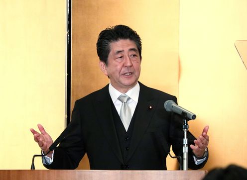 Photograph of the Prime Minister holding the press conference (7)