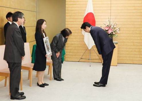 Photograph of the Prime Minister presenting a certificate of appreciation (2)