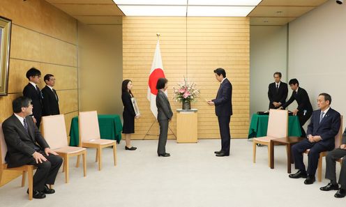 Photograph of the Prime Minister presenting a certificate of appreciation (3)