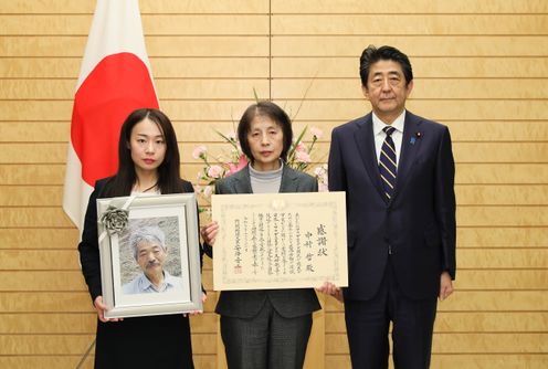 Photograph of the Prime Minister attending a photograph session (1)