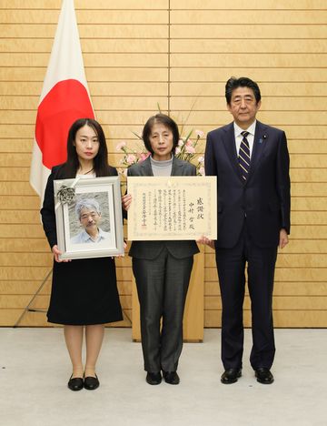 Photograph of the Prime Minister attending a photograph session (2)