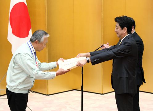 Photograph of the Prime Minister presenting a certificate of award (1)