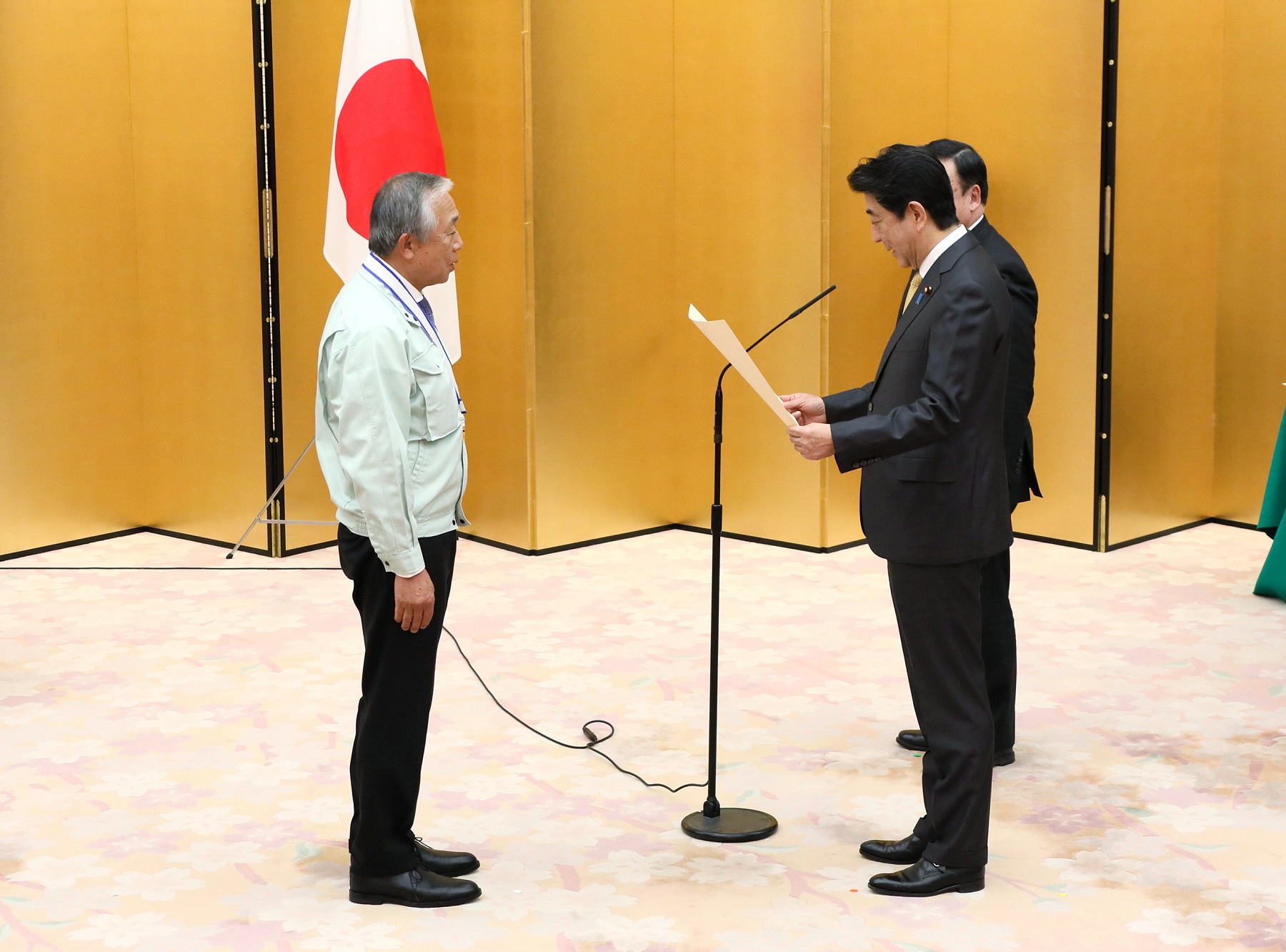 Photograph of the Prime Minister presenting a certificate of award (2)