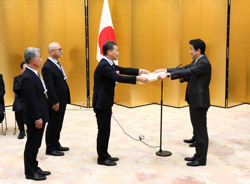 Photograph of the Prime Minister presenting a certificate of award (3)