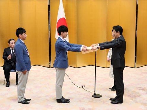 Photograph of the Prime Minister presenting a certificate of award (4)