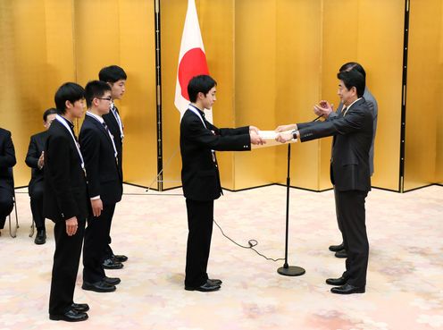 Photograph of the Prime Minister presenting a certificate of award (5)