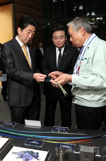 Photograph of the Prime Minister looking at product samples (1)
