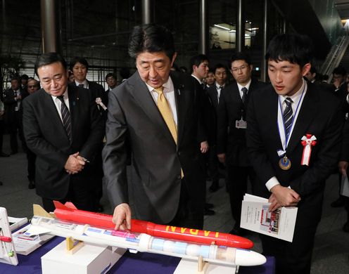 Photograph of the Prime Minister looking at product samples (3)