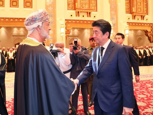 Photograph of the Prime Minister offering condolences to and talking with the Sultan of Oman (1)