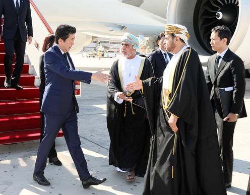 Photograph of the Prime Minister arriving in Oman (2)