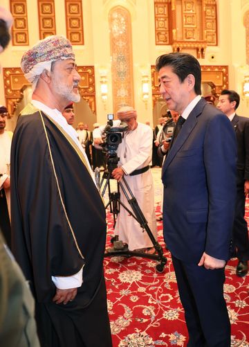 Photograph of the Prime Minister offering condolences to and talking with the Sultan of Oman (2)