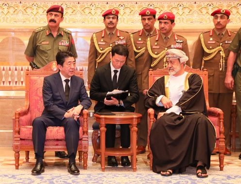 Photograph of the Prime Minister offering condolences to and talking with the Sultan of Oman (3)