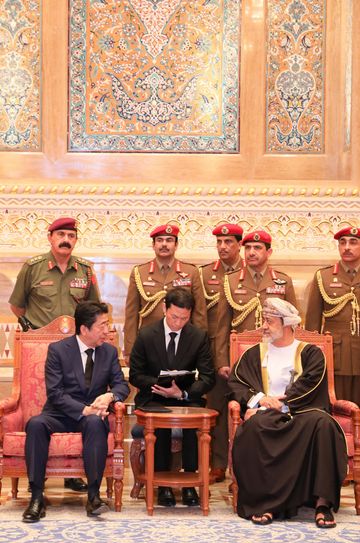 Photograph of the Prime Minister offering condolences to and talking with the Sultan of Oman (4)