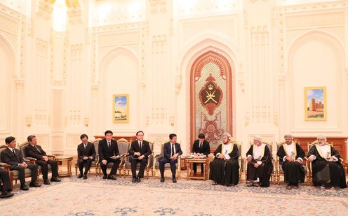Photograph of the Prime Minister meeting with the Deputy Prime Minister for International Relations and Cooperation Affairs and Special Representative for His Majesty the Sultan of Oman (3)