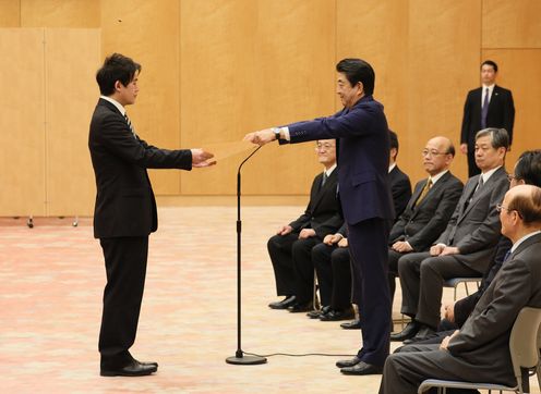 Photograph of the Prime Minister presenting a certificate of appreciation (1)