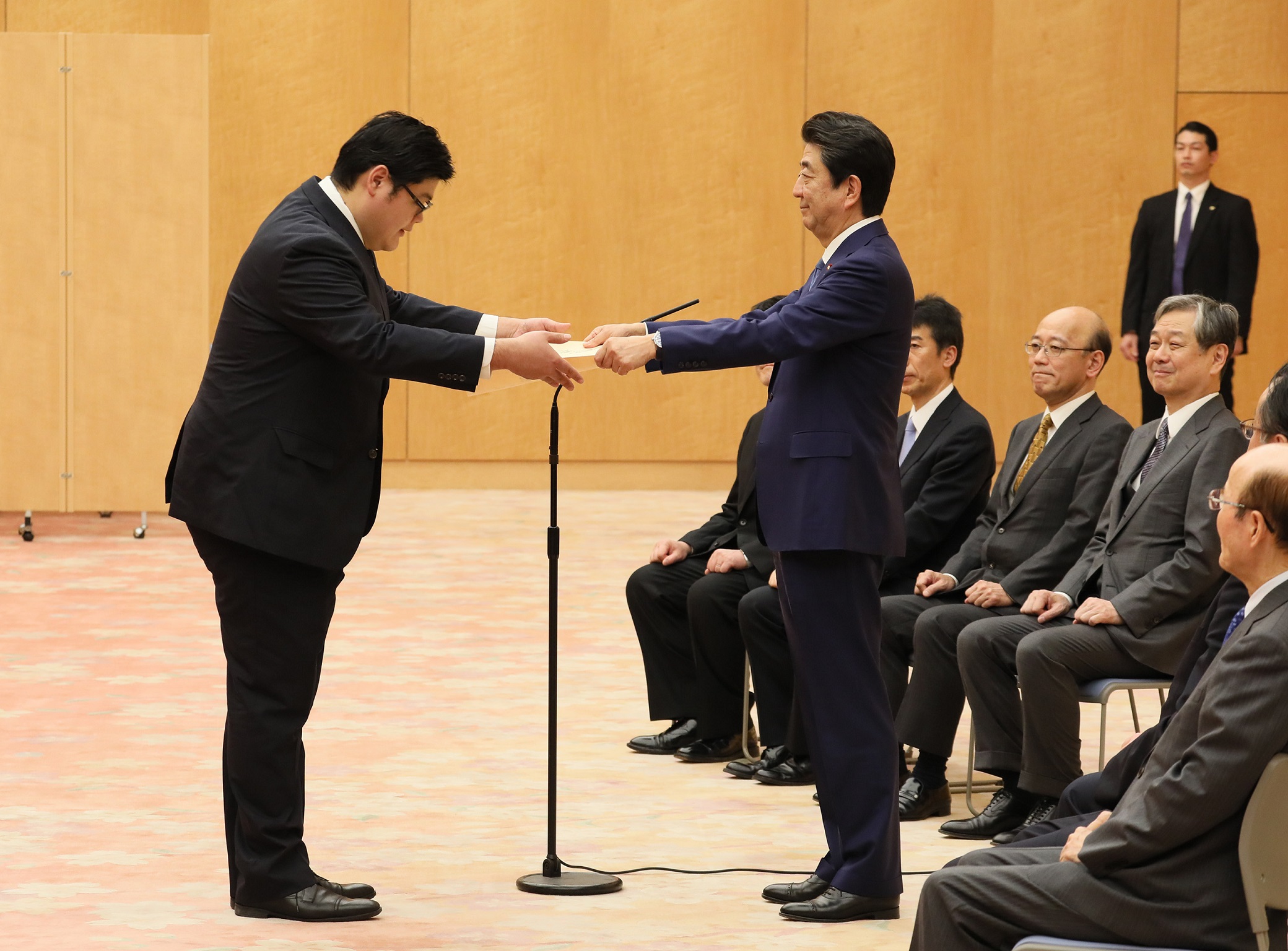 Photograph of the Prime Minister presenting a certificate of appreciation (2)