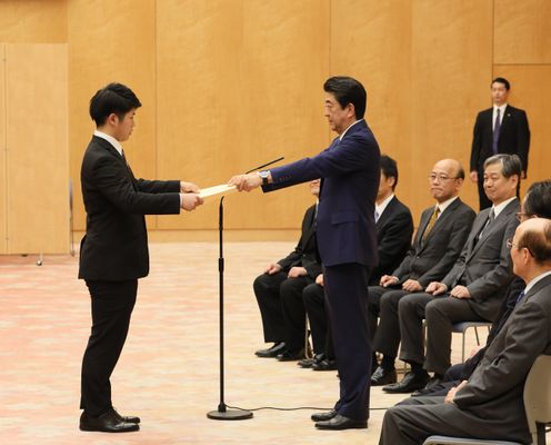 Photograph of the Prime Minister presenting a certificate of appreciation (3)