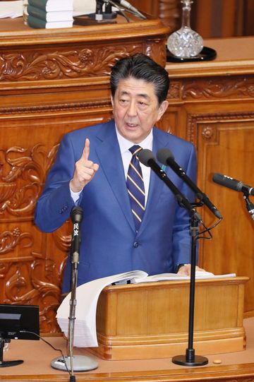 Photograph of the Prime Minister delivering a policy speech during the plenary session of the House of Representatives (1)