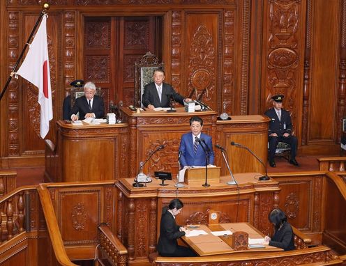 Photograph of the Prime Minister delivering a policy speech during the plenary session of the House of Representatives (2)