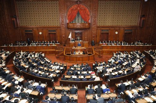 Photograph of the Prime Minister delivering a policy speech during the plenary session of the House of Representatives (5)