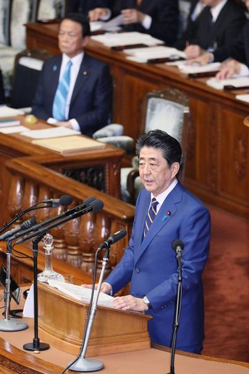 Photograph of the Prime Minister delivering a policy speech during the plenary session of the House of Representatives (8)