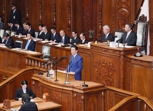 Photograph of the Prime Minister delivering a policy speech during the plenary session of the House of Representatives (9)