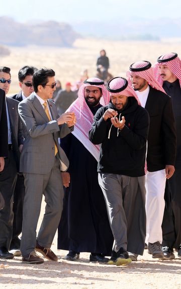 Photograph of the Prime Minister visiting Madain Saleh (6)