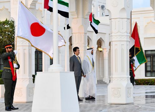 Photograph of the Prime Minister attending the welcome ceremony (pool photo) (1)