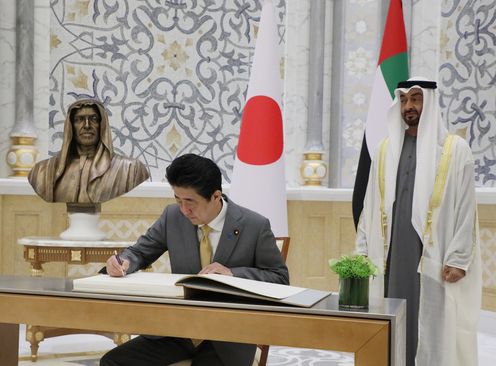 Photograph of the Prime Minister meeting with the Crown Prince of Abu Dhabi (3)