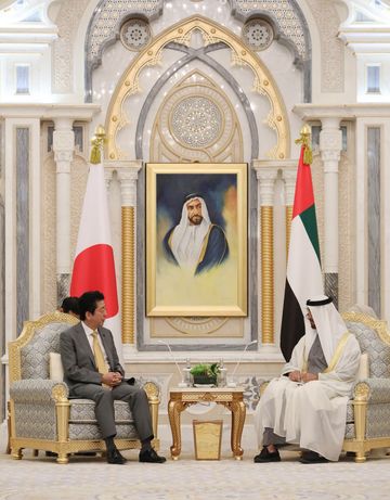 Photograph of the Prime Minister meeting with the Crown Prince of Abu Dhabi (6)