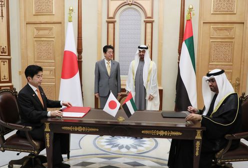 Photograph of the Prime Minister and the Crown Prince of Abu Dhabi attending an exchange of documents ceremony (1)