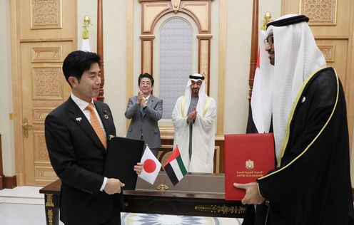 Photograph of the Prime Minister and the Crown Prince of Abu Dhabi attending an exchange of documents ceremony (2)