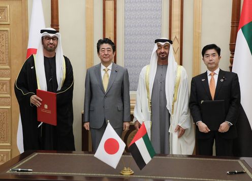 Photograph of the Prime Minister and the Crown Prince of Abu Dhabi attending an exchange of documents ceremony (3)