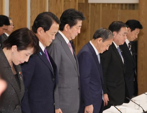 Photograph of the Prime Minister offering a silent prayer for victims of the Great Hanshin Awaji Earthquake