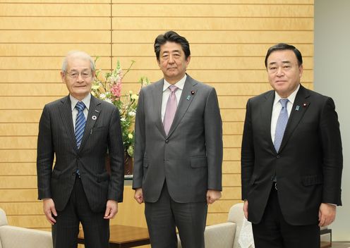 Photograph of the Prime Minister receiving the courtesy call (1)