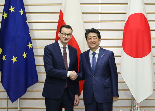 Photograph of the leaders shaking hands