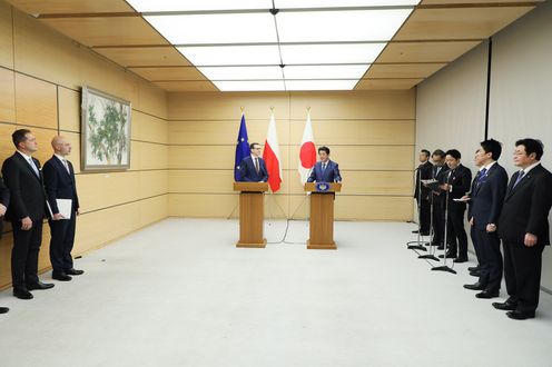 Photograph of the joint press announcement (3)