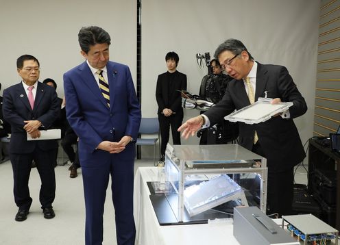 Photograph of the Prime Minister receiving an explanation regarding artificial photosynthesis (1)